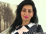 English milf CandyLips peels off her leggings and plays